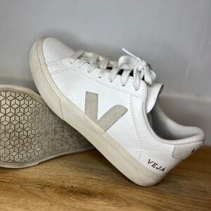 Veja Campo Leather Sneaker (US 7/ EU 38) - Fits like a US 7.5